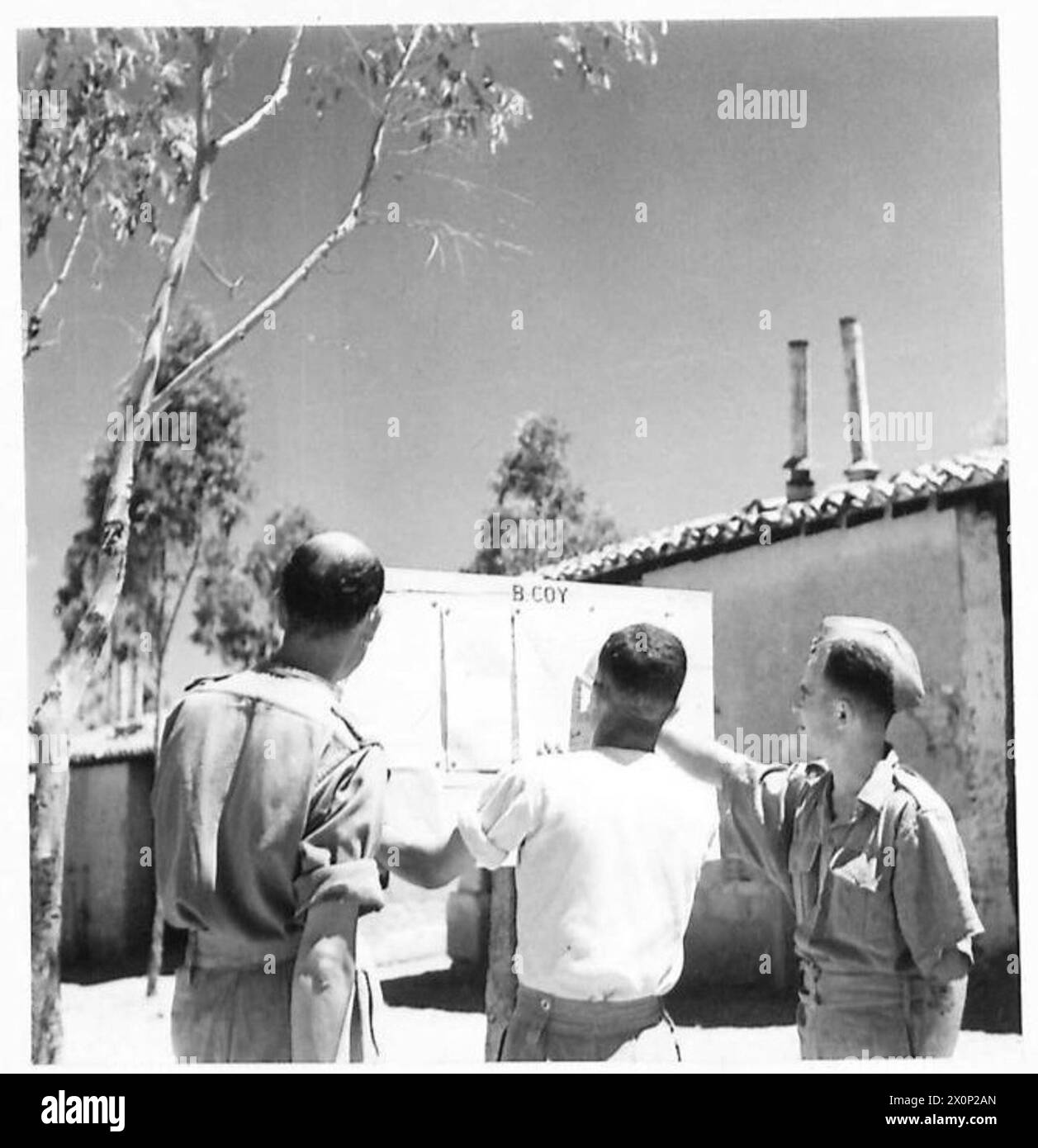 Les notices dans un camp militaire à Chypre sont imprimées en grec et en turc. Négatif photographique, armée britannique. Banque D'Images