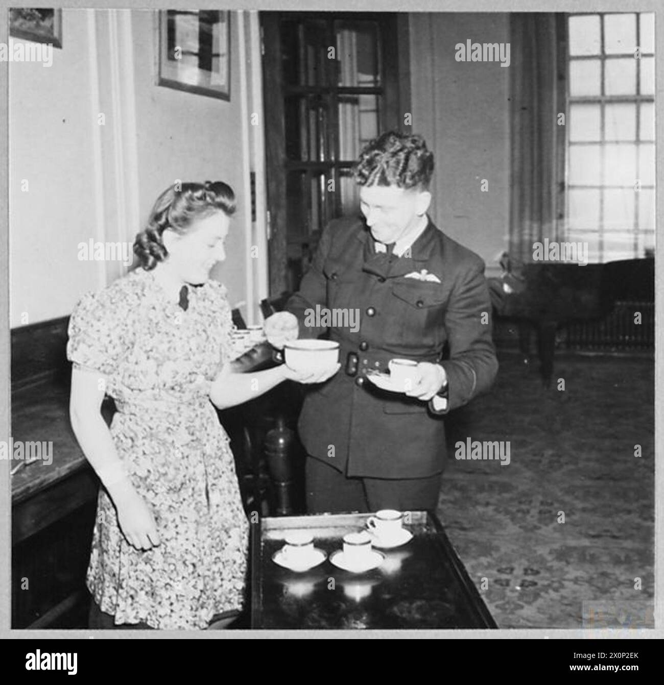 AVION NOMMÉ : ESCADRON DE MYSORE - pilote officier E.S. Hall, Australie, aide dans le rationnement de sucre à ses collègues. Négatif photographique, Royal Air Force Banque D'Images