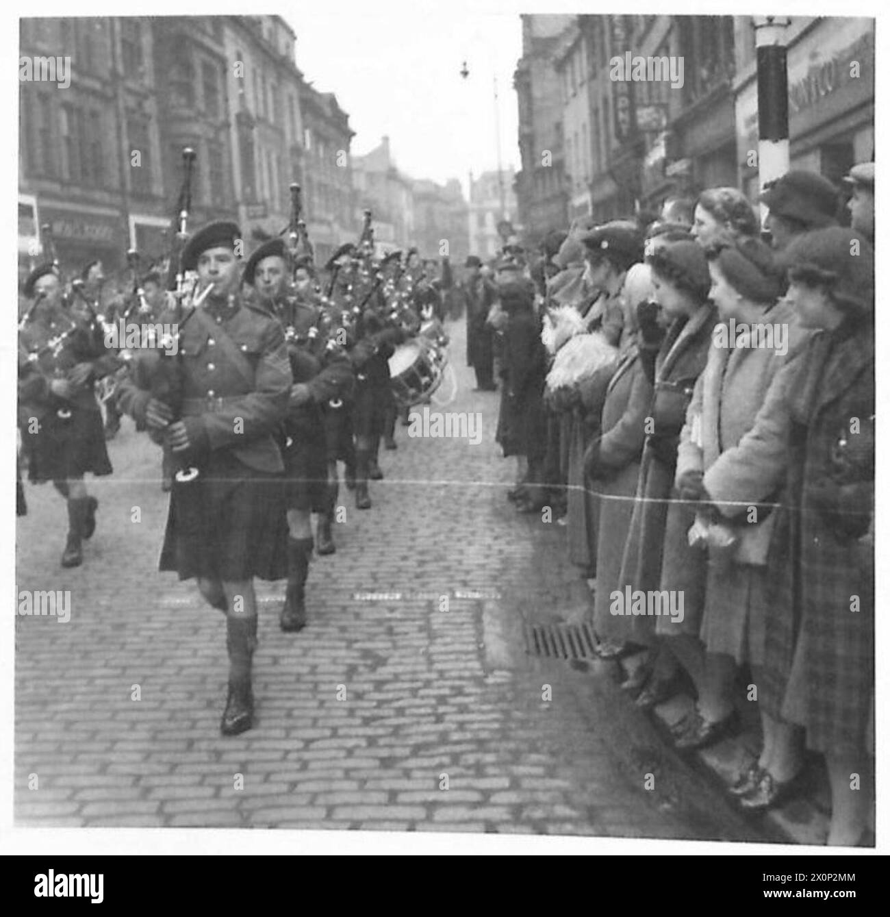 MARCHE CÉRÉMONIELLE DEVANT LES TROUPES ÉCOSSAISES - une partie de la foule regardant les cornementiers marcher. Négatif photographique, Armée britannique Banque D'Images