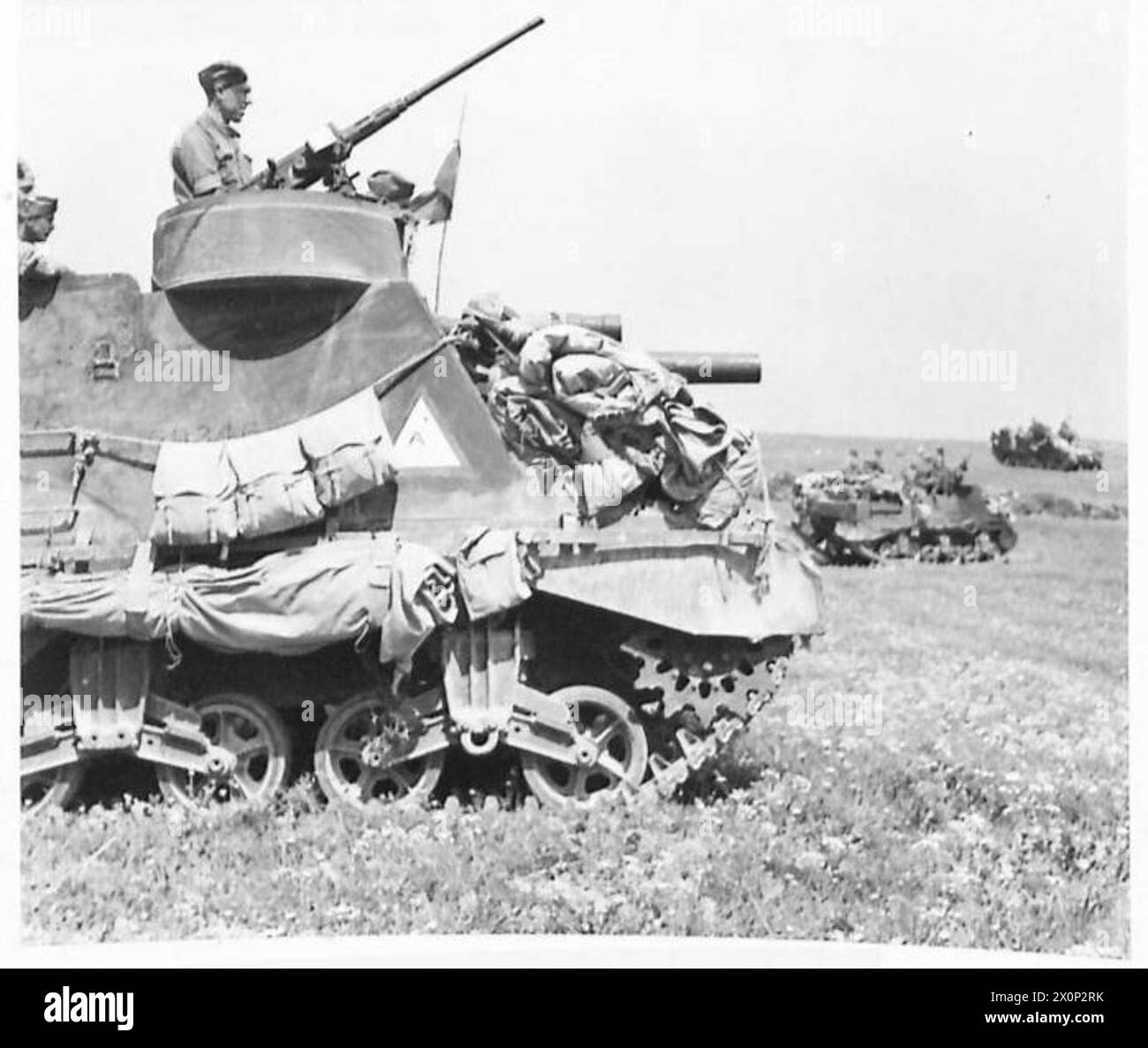 AVEC LA PREMIÈRE ARMÉE - certains des 'prêtres' 105 mm obusiers avec la 11ème RHA, 1ère division 8ème armée, qui coopèrent maintenant avec la première armée en Tunisie. Ces armes produites par les Américains ont joué une «marche funéraire» pour les armées de l'axe et ont fait une exécution incroyable, ils voyagent à 30 mph et peuvent entrer en action 30 seconde après avoir arrêté à un nouveau site de tir. Négatif photographique, Armée britannique Banque D'Images