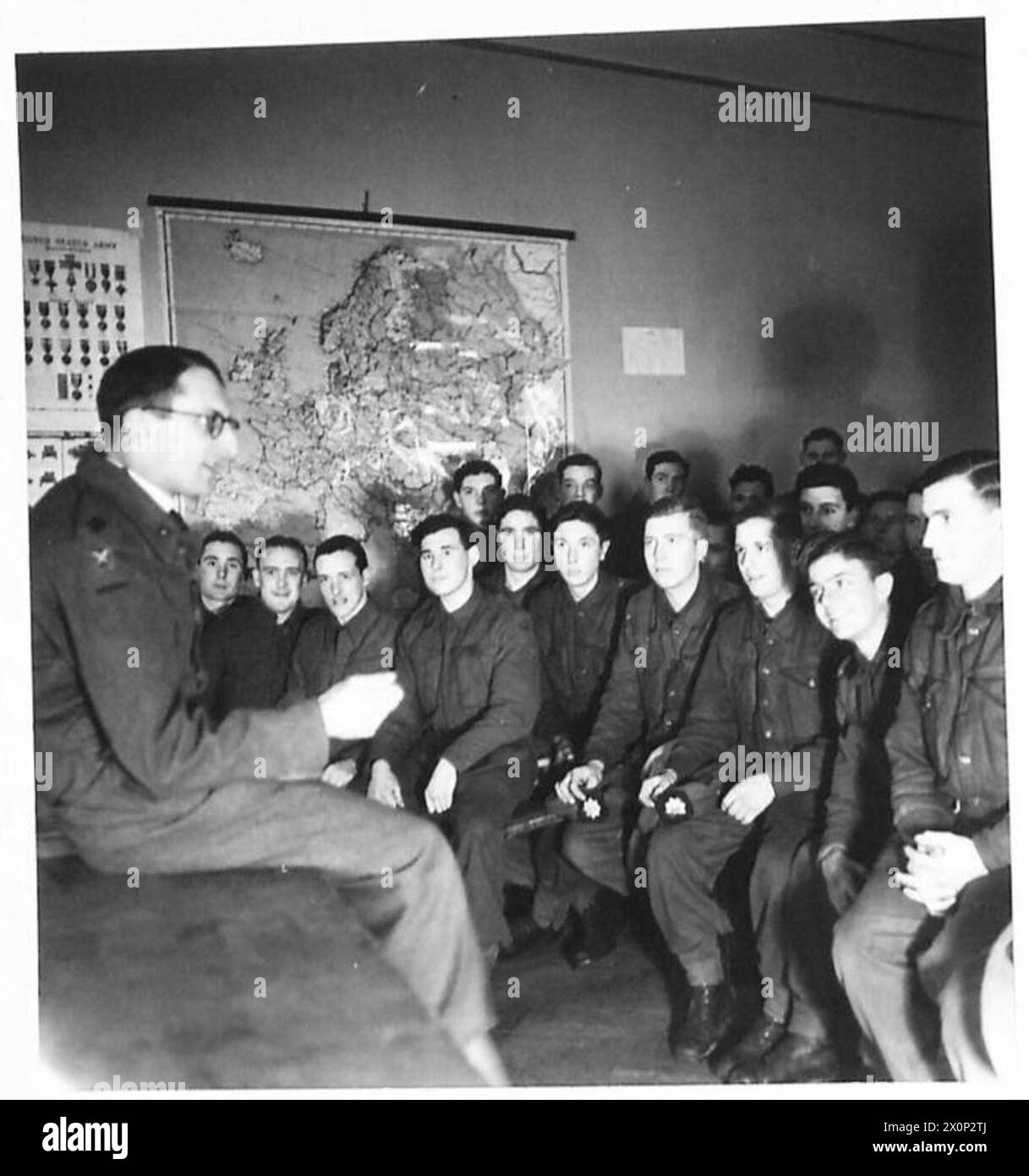Le Padre de l'armée organise des sessions hebdomadaires pour les soldats afin de discuter de questions religieuses et éthiques. Le révérend R. Selby Wright parle aux hommes des Royal Scots. Banque D'Images