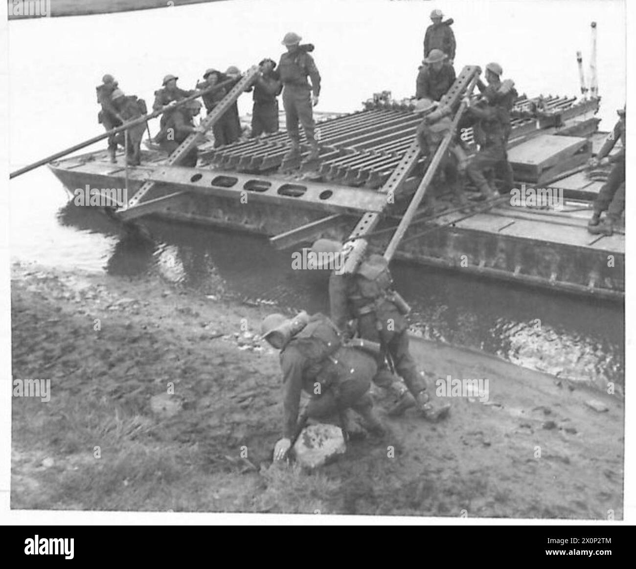 CONSTRUCTION DE BRIGDE ET TRAVERSÉE DE LA RIVIÈRE - abaissement d'une unité de tréteaux sur un radeau. R.E se prépare à construire un pont flottant. Négatif photographique, Armée britannique Banque D'Images