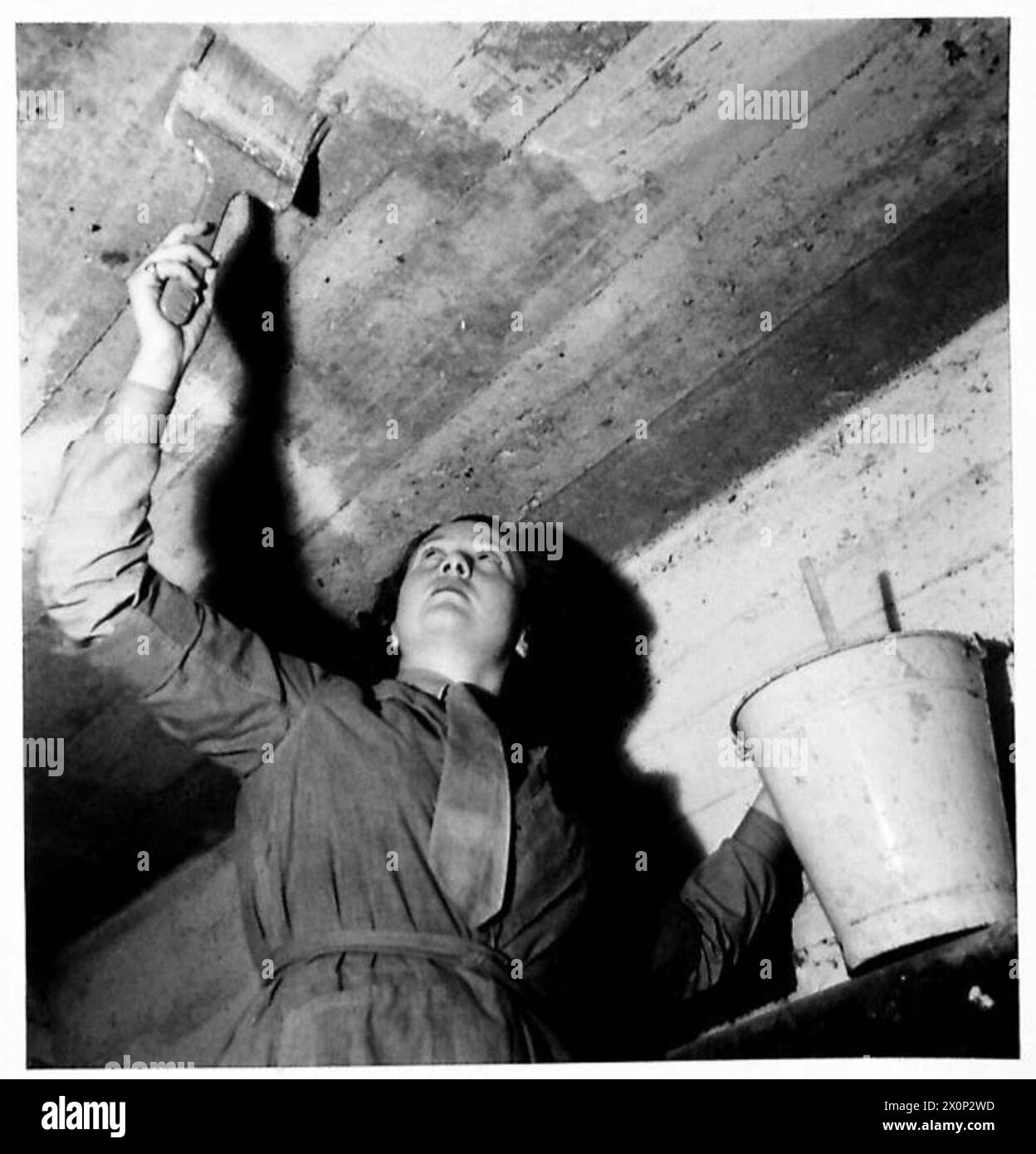 Private Methven blanchit un plafond dans le cadre du cours ATS handiwork, l'une des nombreuses compétences pratiques enseignées aux auxiliaires. Négatif photographique, armée britannique. Banque D'Images