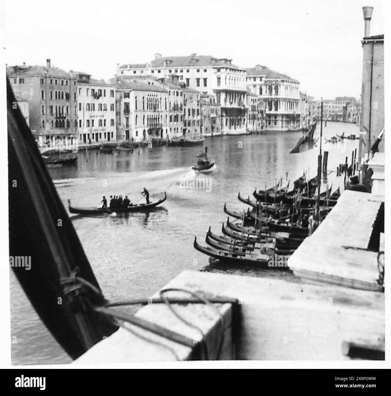 Les troupes britanniques de la huitième armée voyagent en gondole lors des opérations à Venise. Banque D'Images
