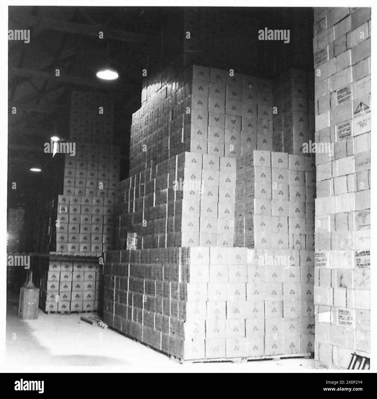 IMAGES DE FORMATION POUR CHIEF PROVISION OFFICER S.T.6. - N4 S.R.D. Food Supplies, Swindon. Procédé pour empiler des articles en coffret dans un hangar. Négatif photographique, Armée britannique Banque D'Images