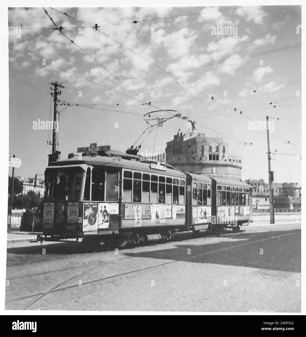 Des affiches sont affichées dans les tramways et les bus pendant les préparatifs des élections devant le Castel Sant'Angelo. Négatif photographique de l'armée britannique. Banque D'Images
