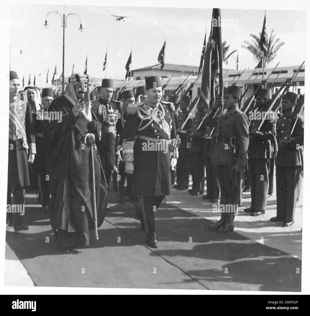 Les rois Farouk d'Égypte et 'Abd al-'Aziz d'Arabie saoudite sont montrés passant devant la garde d'honneur de l'armée égyptienne sur le quai lors d'une visite d'État. Banque D'Images