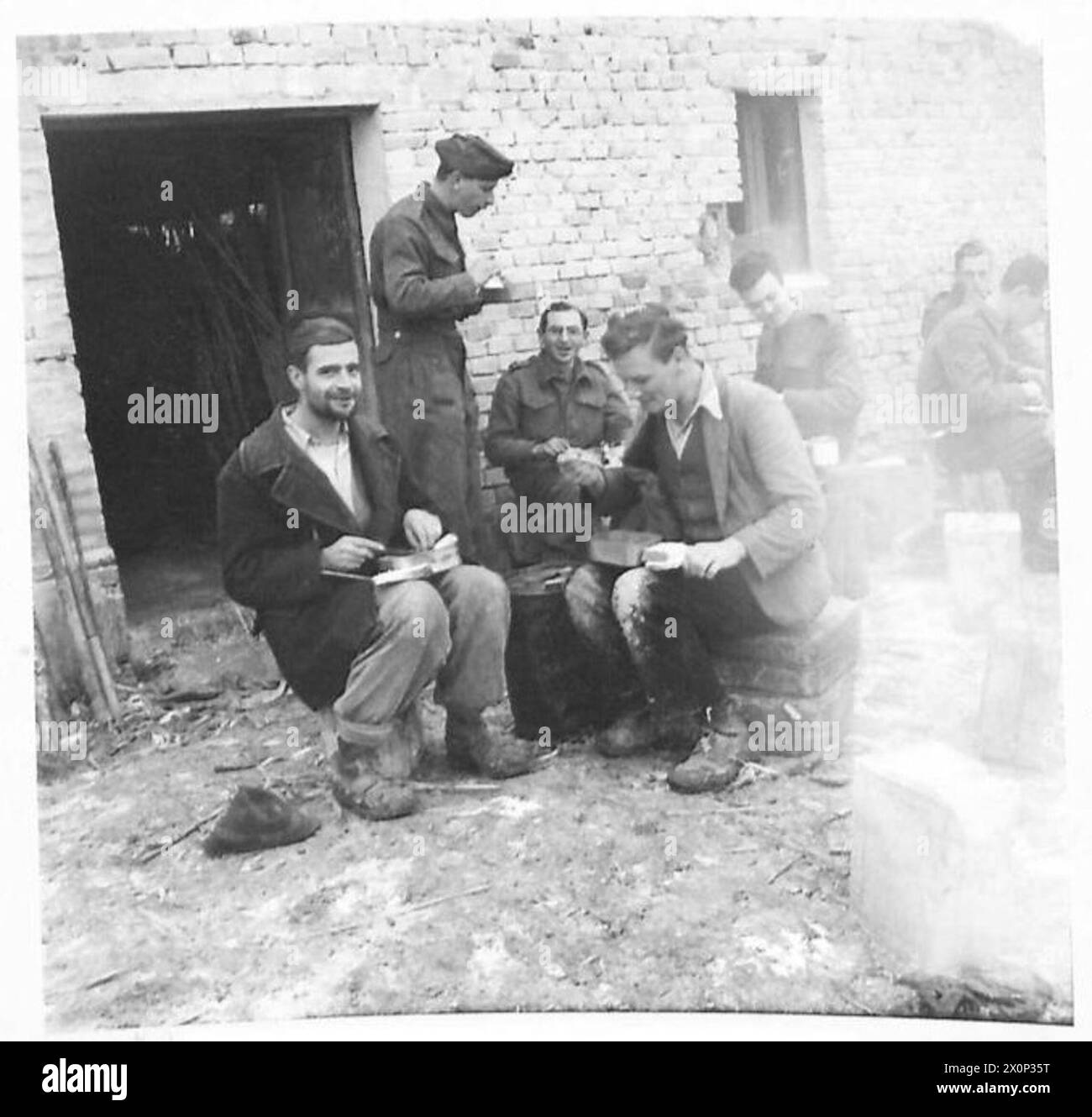 Prisonniers de guerre britanniques le caporal Cush et le soldat Rostance terminent une randonnée de 250 miles en Italie et prennent leur premier repas substantiel depuis la capture. Banque D'Images