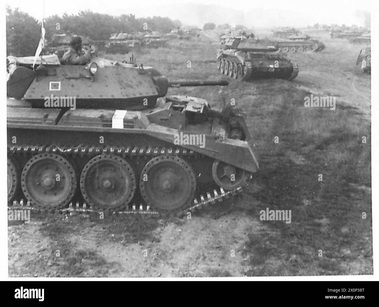 Les chars de croiseur avancent en ligne le long du sommet des South Downs lors des manœuvres de l'armée britannique. Banque D'Images