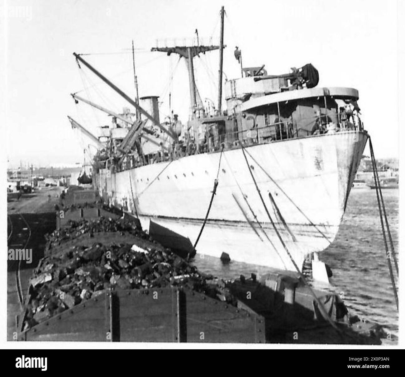 A collier décharge du charbon à Tarente pour être utilisé sur les chemins de fer italiens à la demande du ministère italien. Banque D'Images