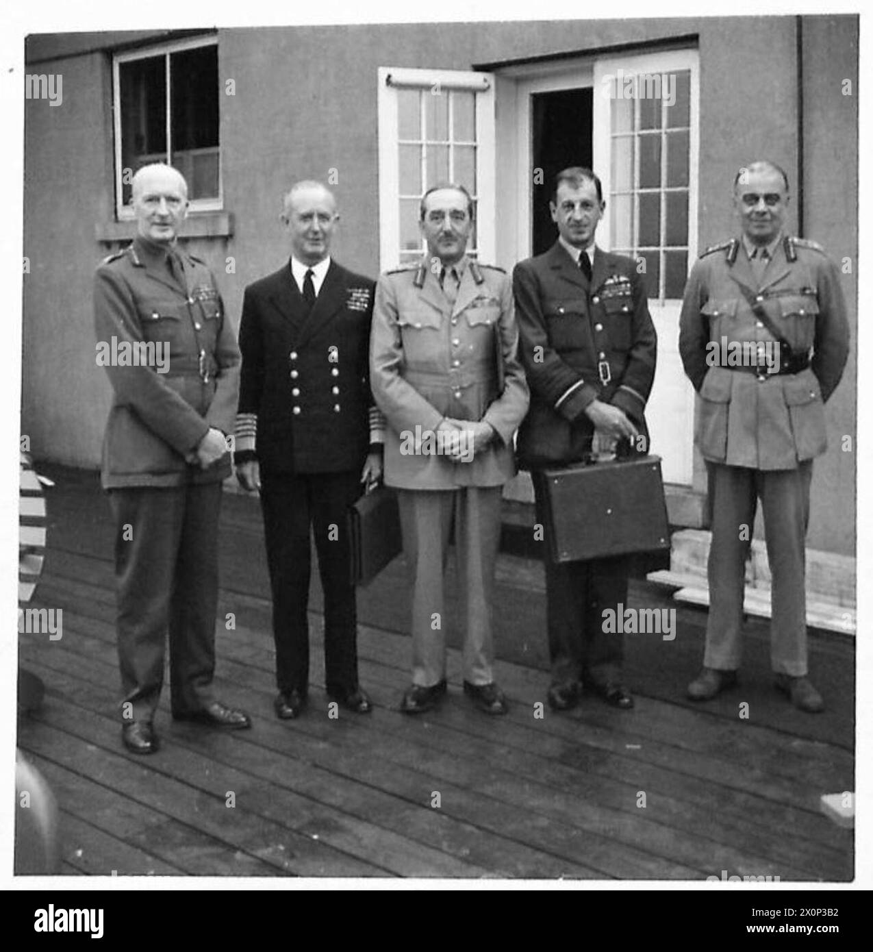 RÉUNION DE CONFÉRENCE À QUÉBEC - de gauche à droite - maréchal sir John Dill [chef d'état-major militaire britannique à Washington] amiral de la flotte sir Andrew Cunningham [premier seigneur de mer] maréchal sir Alan Brooke [chef d'état-major général impérial] maréchal de la Force aérienne sir Charles portail [Chef d'état-major de l'Air] général Sir Hastings Ismay [Chef d'état-major du premier ministre] photographie négative , Armée britannique Banque D'Images