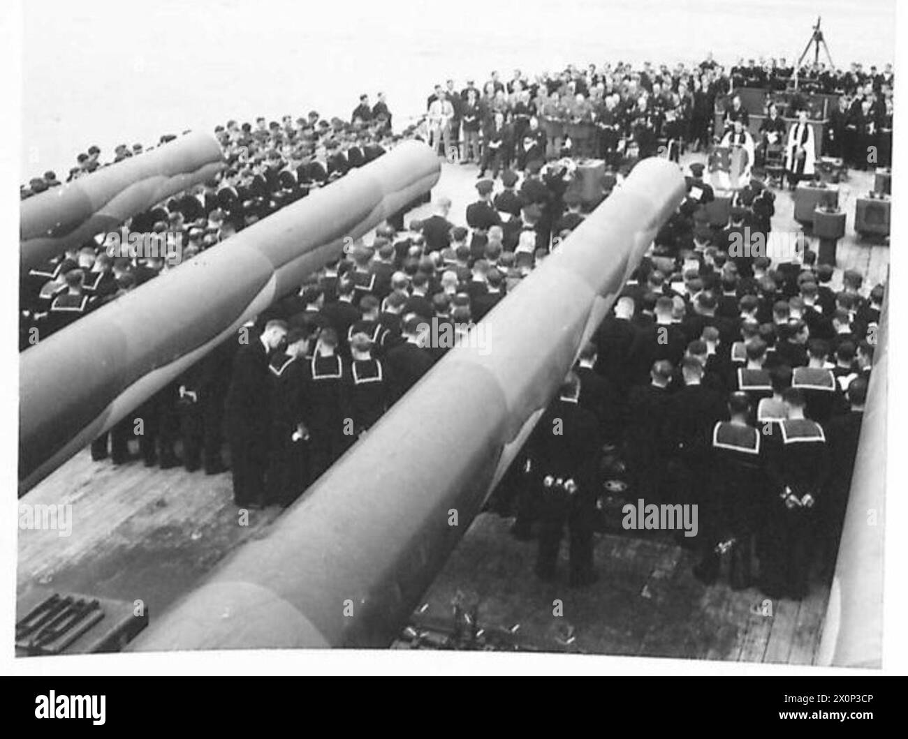 Le président rencontre le premier ministre à bord du quaterdeck de H.M.S. Prince of Wales dimanche matin. Des négatifs photographiques documentent les cérémonies navales de l'armée britannique. Banque D'Images