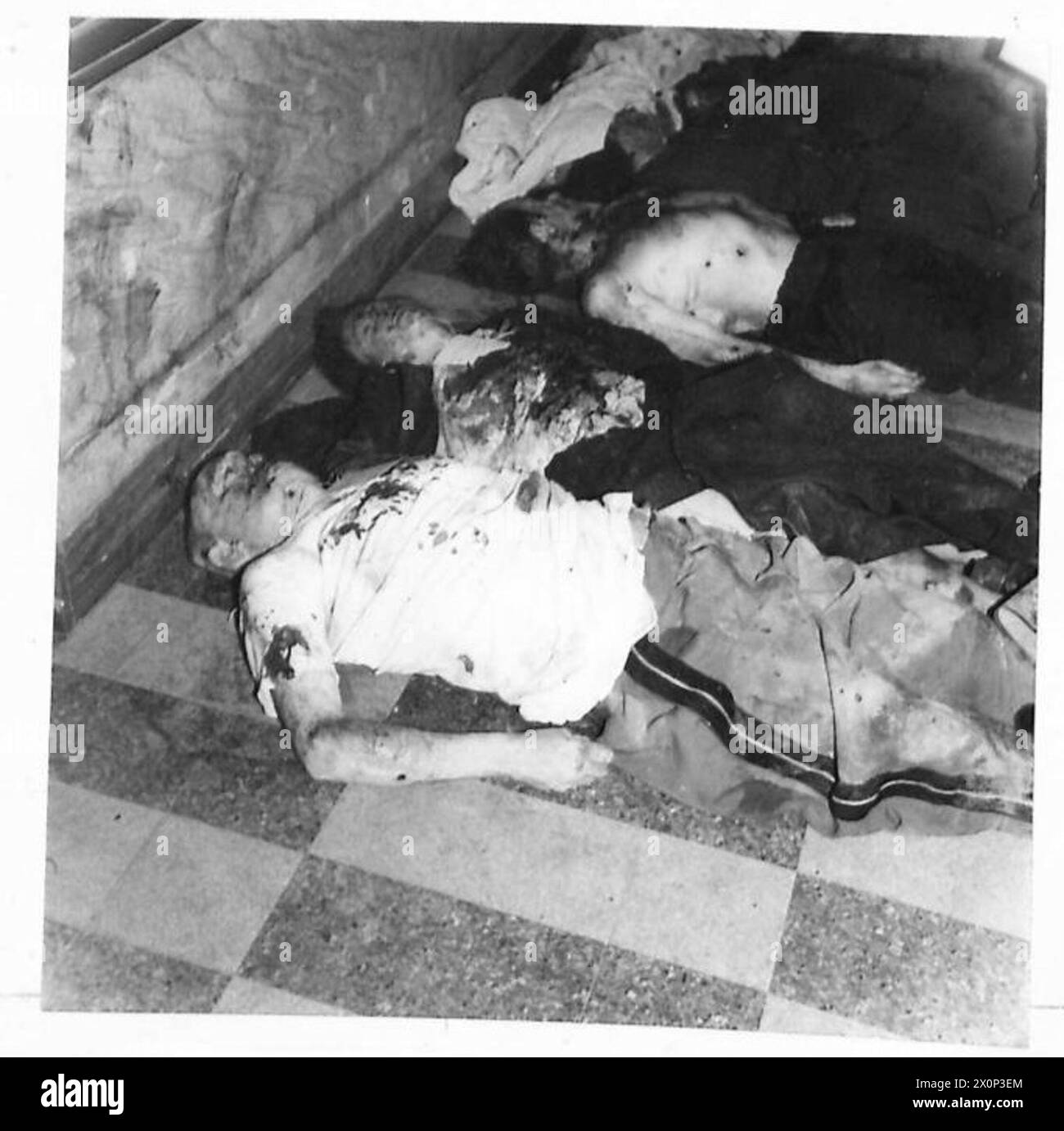 Mussolini et ses associés ont été exécutés à Milan, en Italie, montrés avec Claretta Petacci dans les suites Banque D'Images