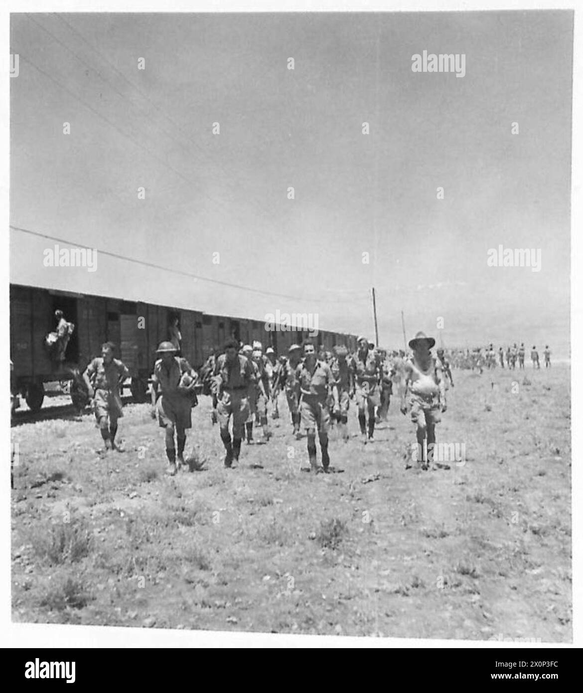 Photographie montrant des soldats britanniques rentrant de captivité arrivant en Syrie et se désentraînant dans une station. Banque D'Images