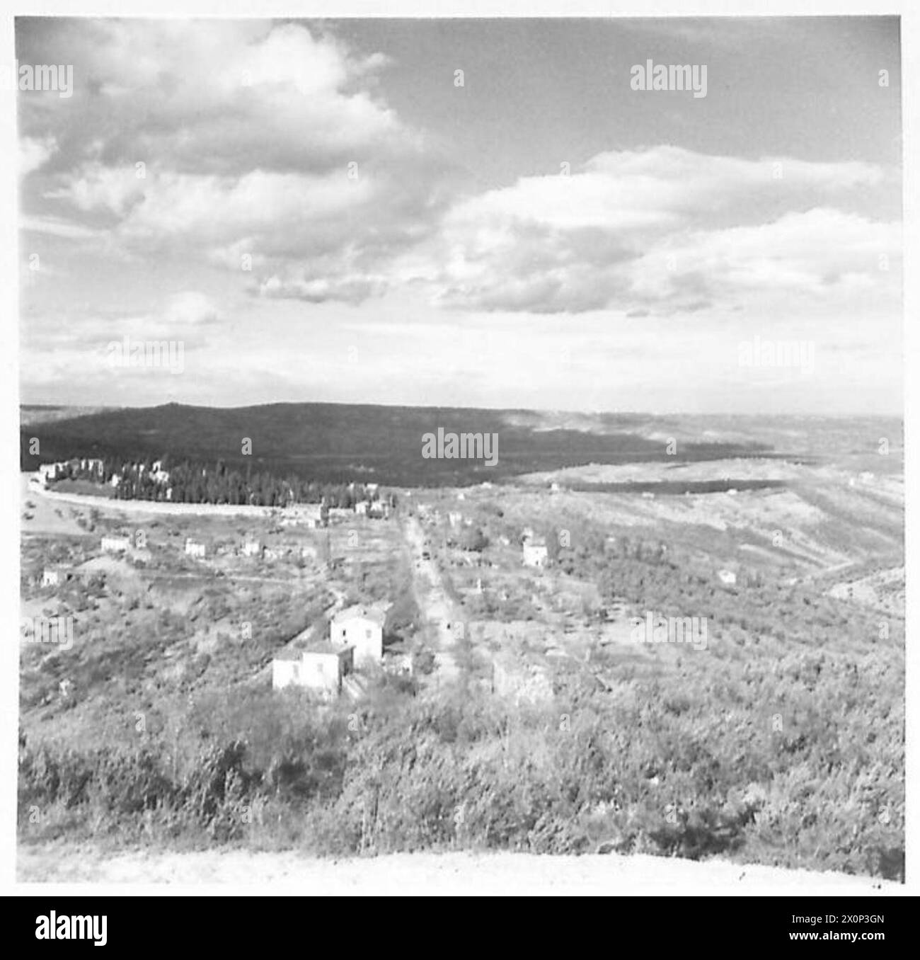 Un panorama du front italien montre Mt. Amaro, Atessa, et la vallée de la rivière Sangro le long du flanc droit du front de bataille de la 8e armée couvrant environ sept miles. Banque D'Images