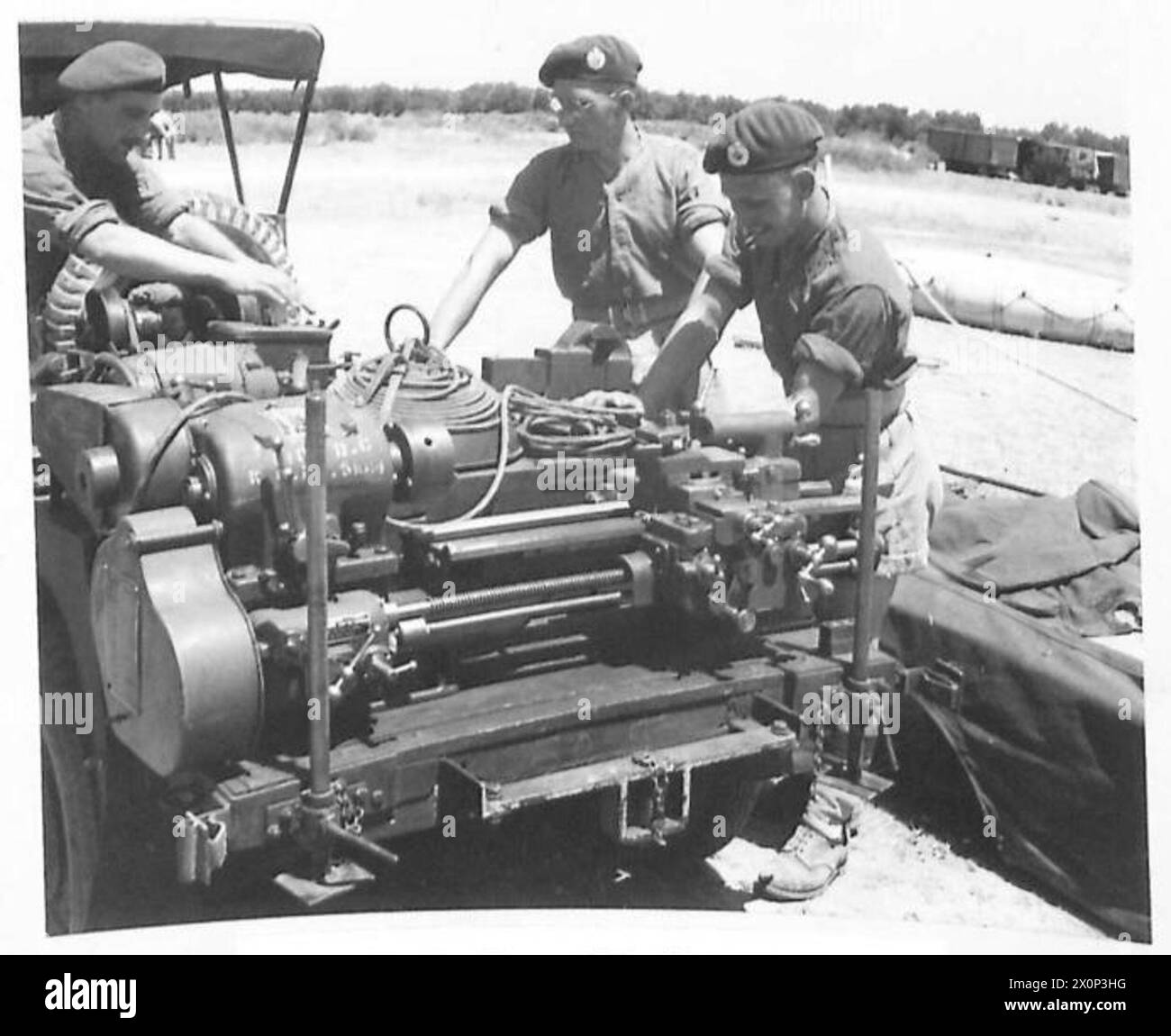 Une remorque de machines est installée sur un nouveau site pour l'Atelier aéroporté afin de soutenir les opérations de l'armée. Banque D'Images