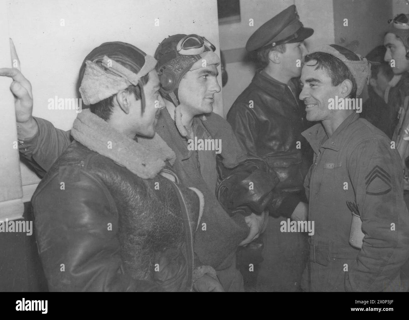 HUITIÈME FORCE AÉRIENNE DES ÉTATS-UNIS EN GRANDE-BRETAGNE, 1942-1945 - le personnel du 91st Bomb Group attend l'interrogatoire de l'équipage à Bassingbourn.image estampillée au verso : 'passé pour publication le 24 mars 1943.' légende imprimée au verso: FORTERESSES JOUR RAID SUR WILHELMSHAVENLa base navale allemande de Wilhelmshaven a été attaquée avec succès dans la journée du 22 mars par les forteresses volantes américaines et les libérateurs. C'était le troisième raid lourd pour les bombardiers américains sur Wilhelmshaven malgré une forte opposition des combattants les bombardiers se sont battus pour atteindre la cible et ont largué leurs charges d'explosifs. Trois bombardiers ont été perdus. Banque D'Images