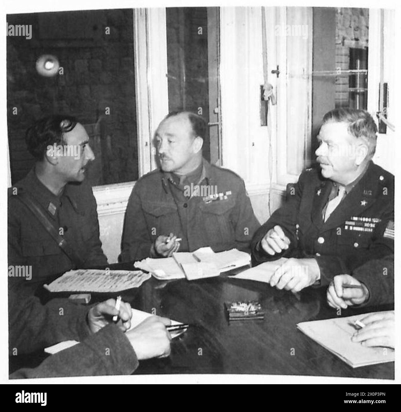 Conférence à Split entre la liaison militaire, l'UNRRA et la Commission d'État yougoslave, y compris le brigadier C.F. forestier-Walker de l'armée britannique et d'autres fonctionnaires. Négatif photographique. Banque D'Images