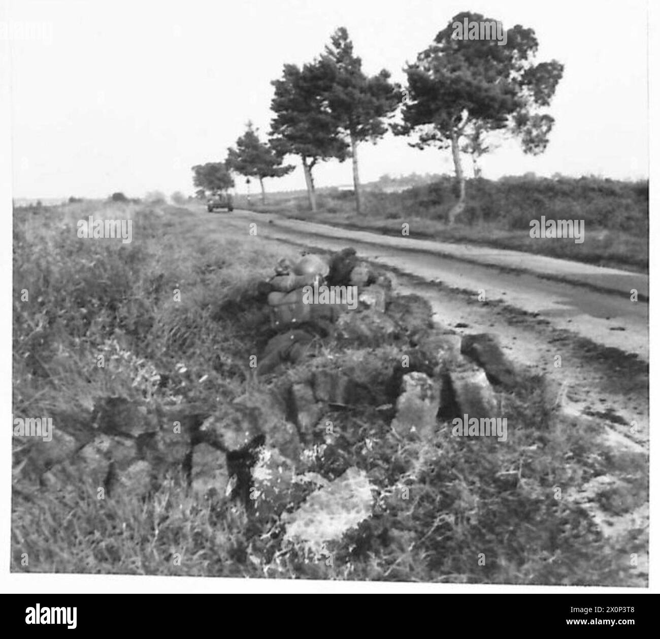 PARMI LES PILES DE TOURBE - fusilier antichar en « position statégique » d'apparence naturelle couvrant l'approche du transport mécanisé « ennemi » sur une « route de tourbière » pendant l'exercice en Irlande du Nord. Une vue typique à travers ce qui est connu des géographes comme la célèbre 'tourbière d'Allen'. Négatif photographique, Armée britannique Banque D'Images