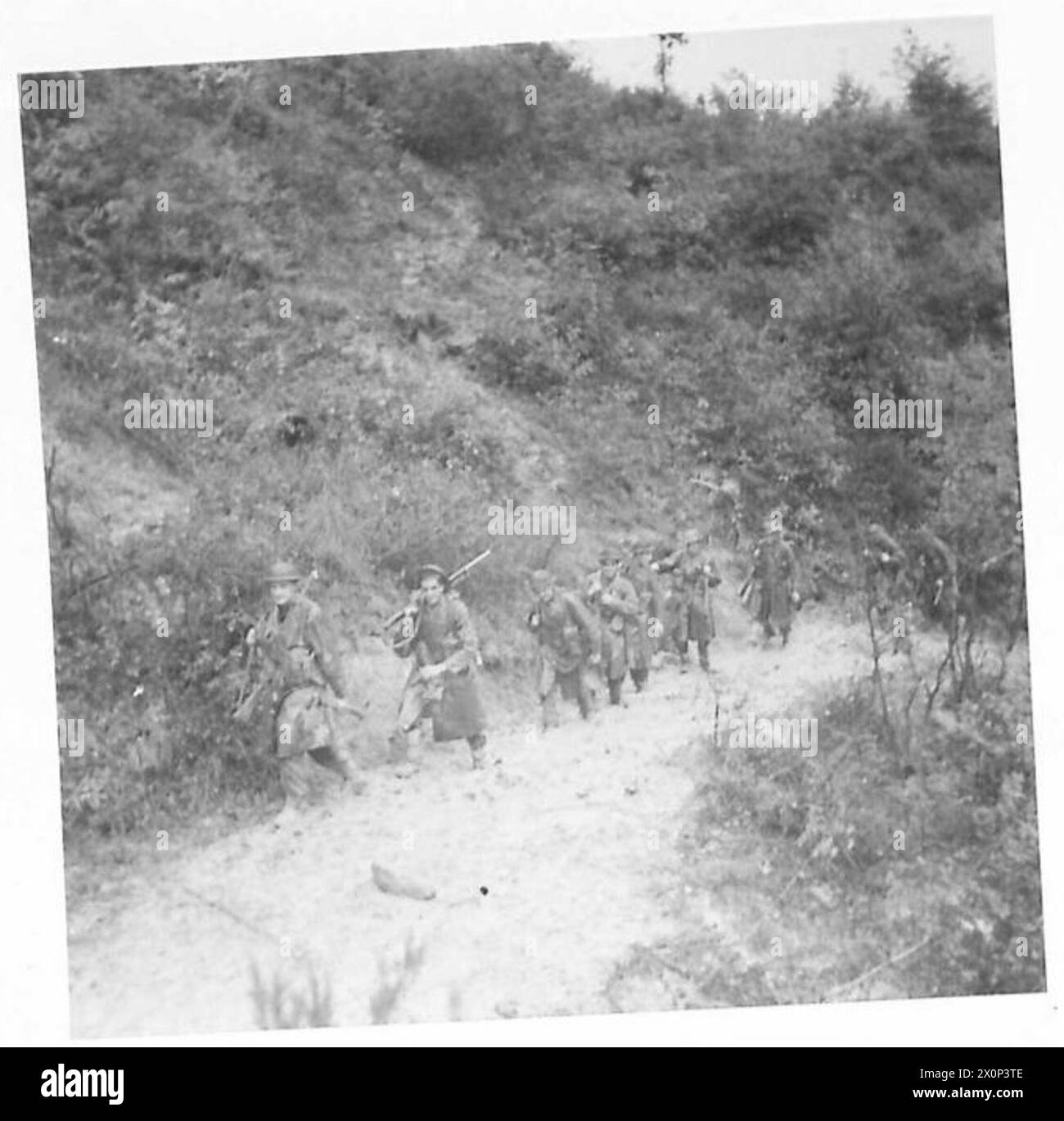 No.4 Compagnie, 5e bataillon Grenadier Guards de la 5e armée grimpent une crête boueuse devant le mont. Sole via une piste de mule sinueuse sous pluie battante, Italie, guerre mondiale II Banque D'Images
