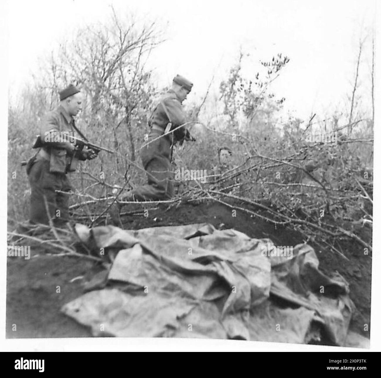 Une patrouille d'infanterie de la 5e armée à la tête de pont d'Anzio se déplace des déblais, composée d'un sergent, cinq soldats avec des canons Tommy, un avec un canon Bren, et deux tireurs d'élite avec des fusils télescopiques. Négatif photographique de l'armée britannique. Banque D'Images