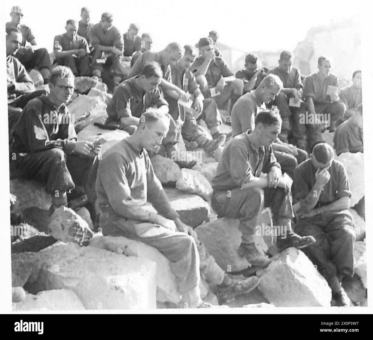 Un service de Thanksgiving est organisé à côté d'un pont en ruine sur la rivière Volturno pendant les opérations de l'armée britannique en Italie. Négatif photographique de l'armée britannique. Banque D'Images