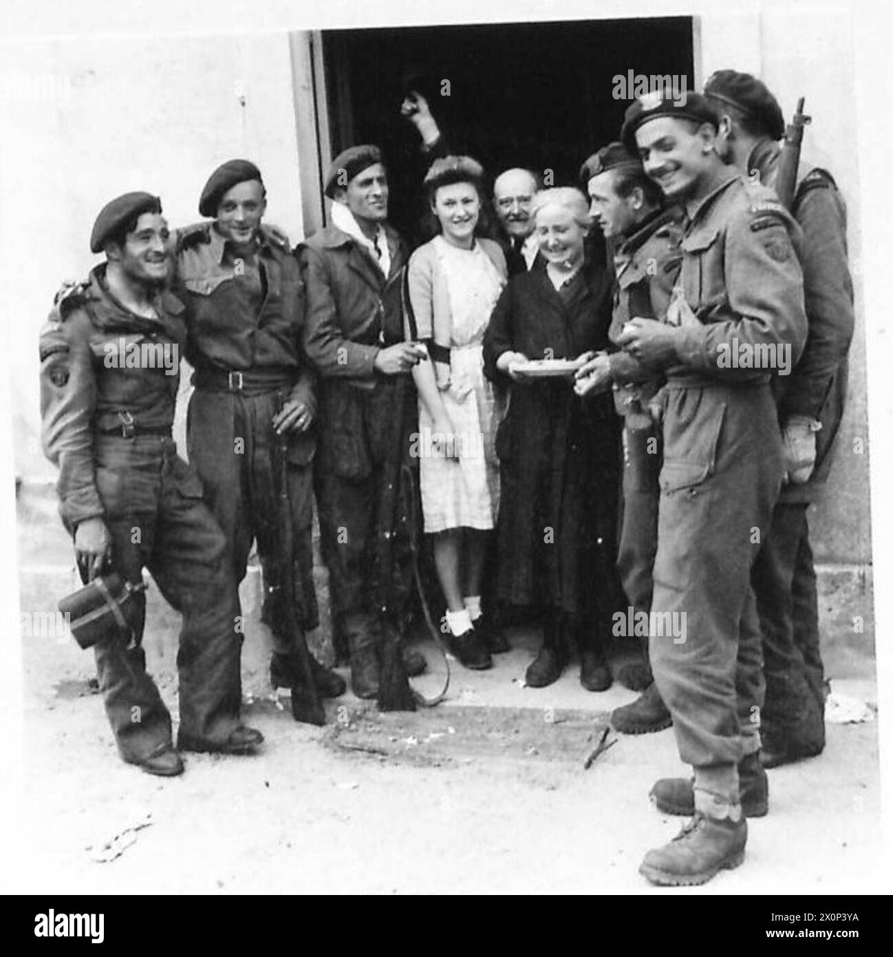 Des commandos de marine français du 10 Commando (Inter-allié), rattachés au 4 Commando de la 1re brigade de services spéciaux, sont montrés saluant des civils à Amfreville le 9 juin 1944 pendant la campagne de Normandie. Banque D'Images