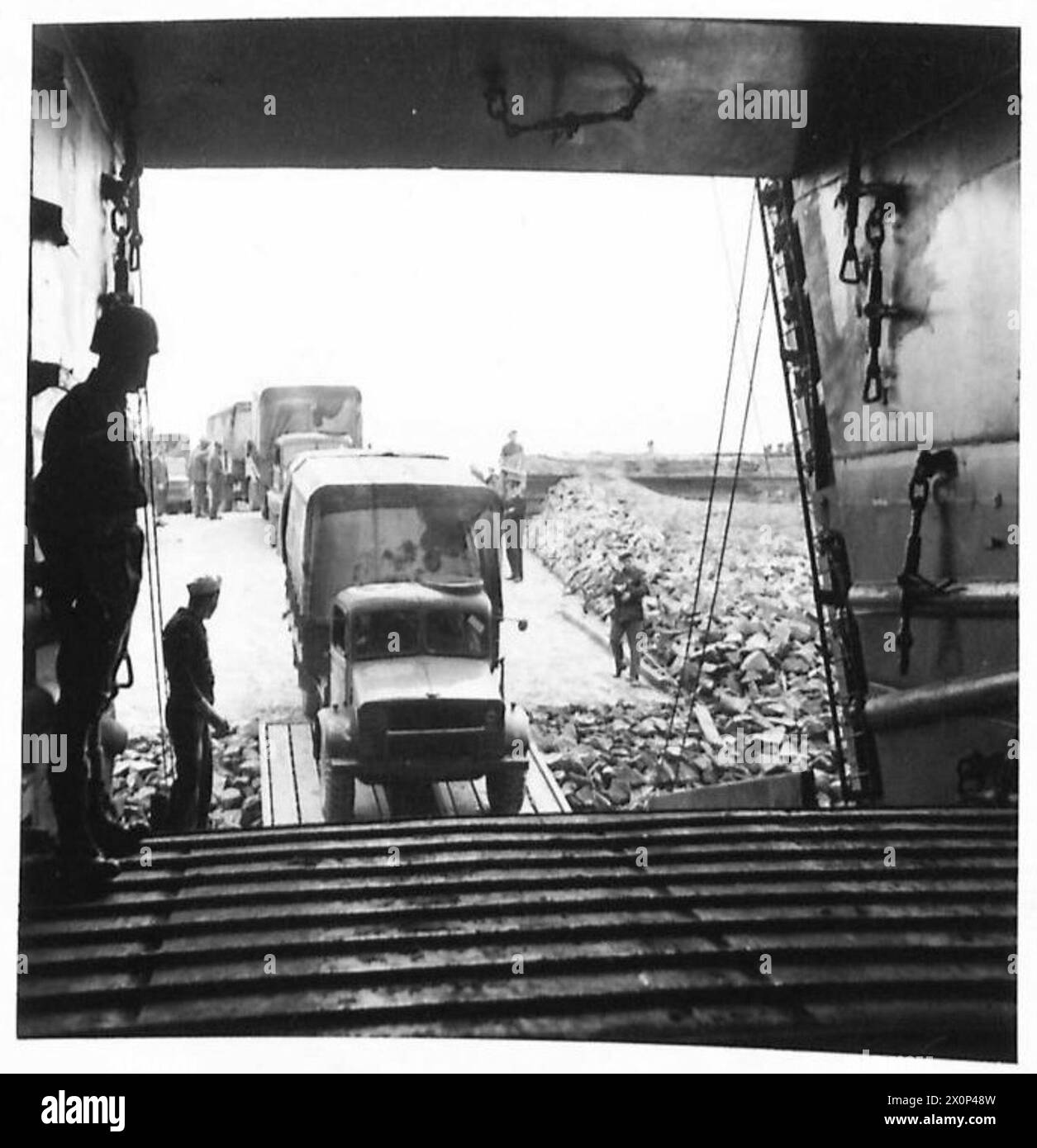 Les chars des navires de débarquement (LSTs) sont chargés au Hards à Hambourg avec des hommes, des véhicules et des fournitures militaires dans le cadre de l'exercice Apostle. Banque D'Images