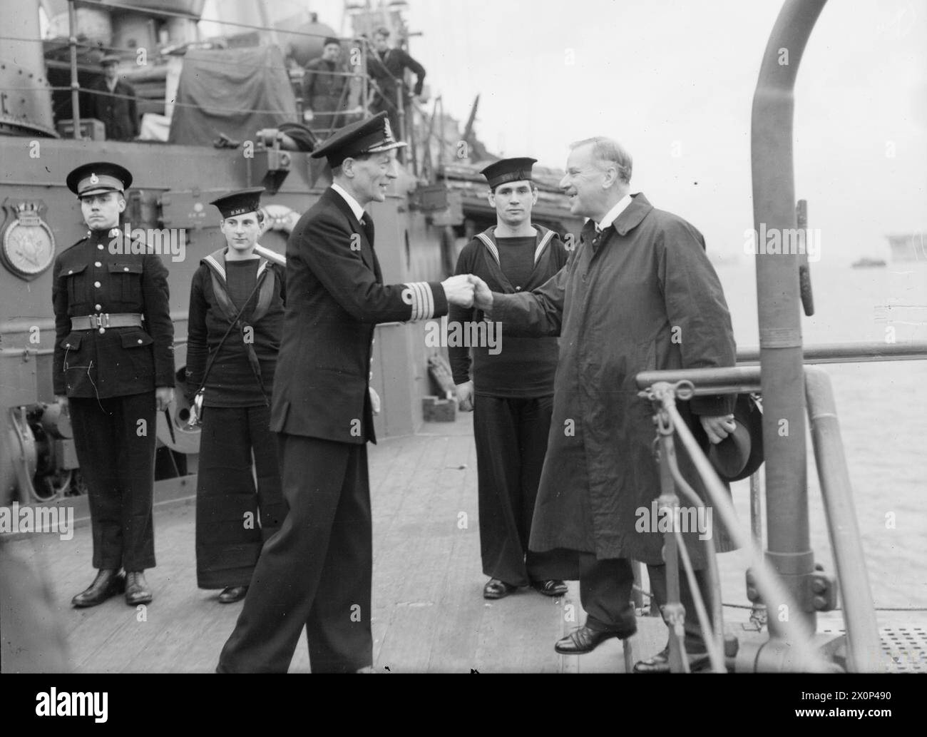 Photographie du HMS Bellona, croiseur de la classe Dido, lors de sa cérémonie d'adoption par les habitants de Fifeshire le 15 octobre 1942 à Greenock, en présence du capitaine C.F. Norris et de Lord Elgin. Banque D'Images