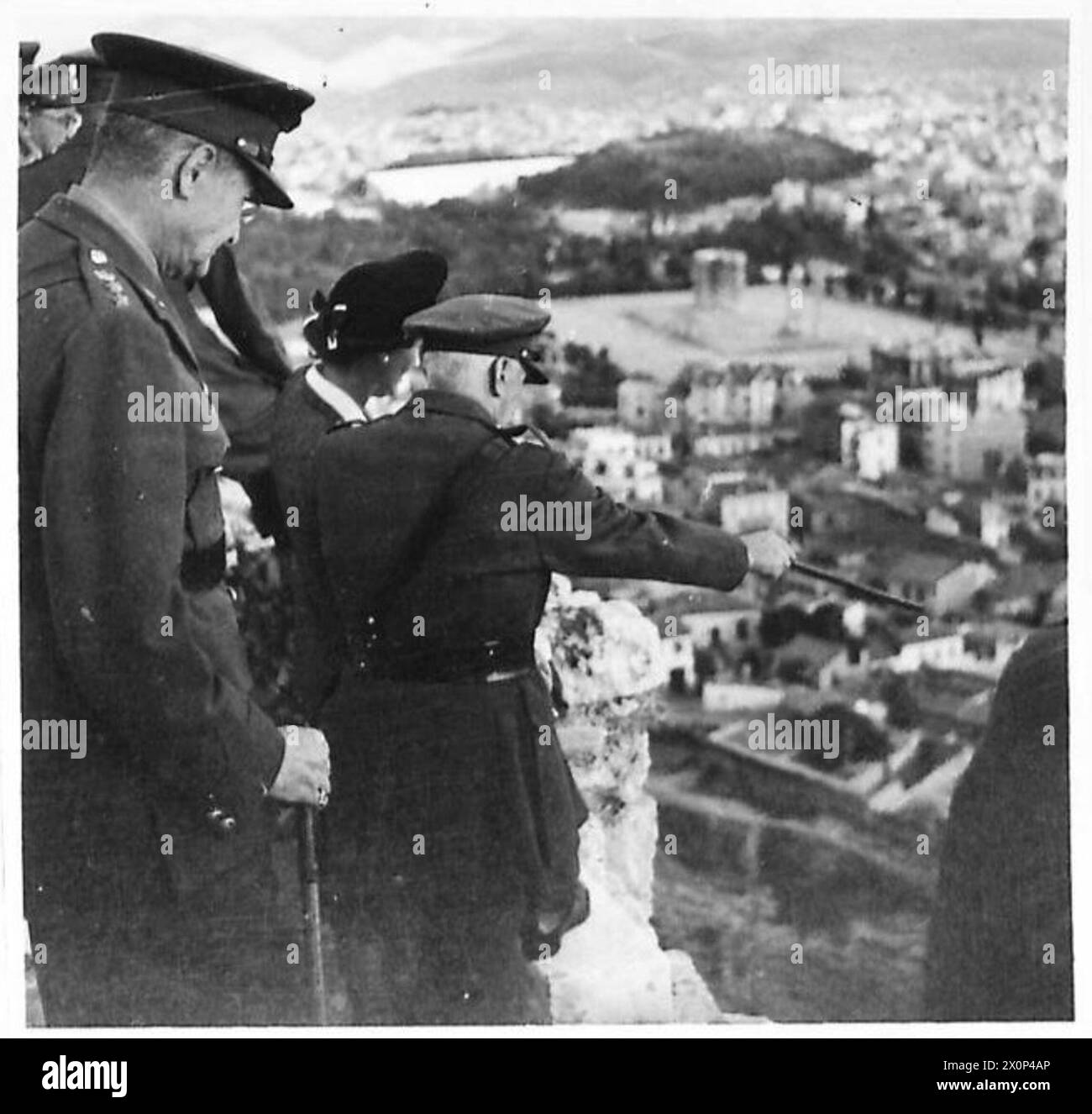 Lors d'une visite à l'Acropole d'Athènes, SACMED montre un point de repère à Lady Scobie tandis que les officiels observent le site. Banque D'Images