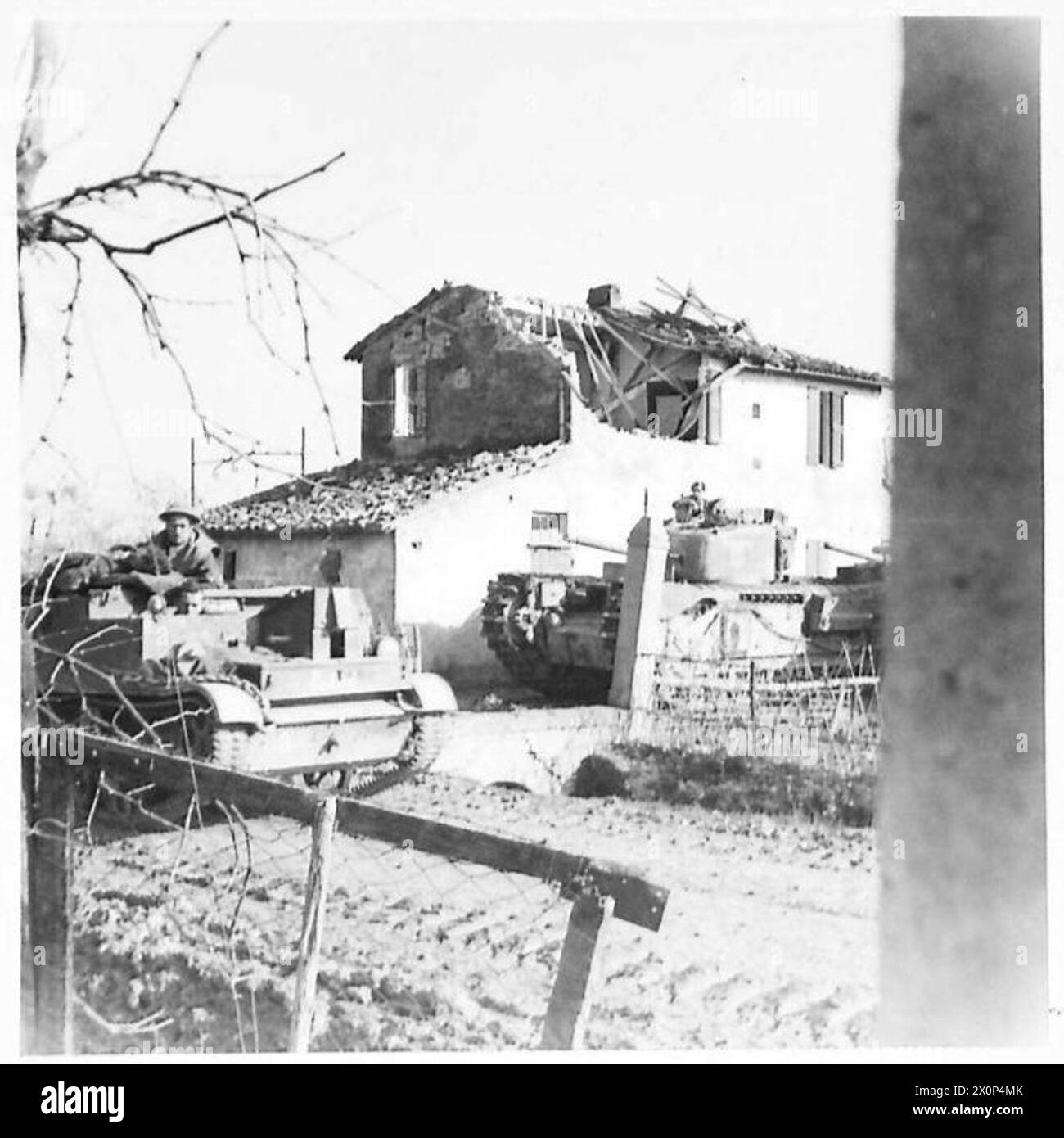 L'ARMÉE BRITANNIQUE EN AFRIQUE DU NORD, EN SICILE, EN ITALIE, DANS LES BALKANS ET EN AUTRICHE 1942-1946 - deux chars Churchill, soutenant le 10ème BDE. Attendez à côté d'une maison bombardée pour traverser la rivière Cosina, un affluent du Montone. Le porte-avions Bren ramène les blessés de la ligne de combat. L'infanterie rencontre une forte opposition et échoue à sécuriser une tête de pont. Négatif photographique, Armée britannique Banque D'Images
