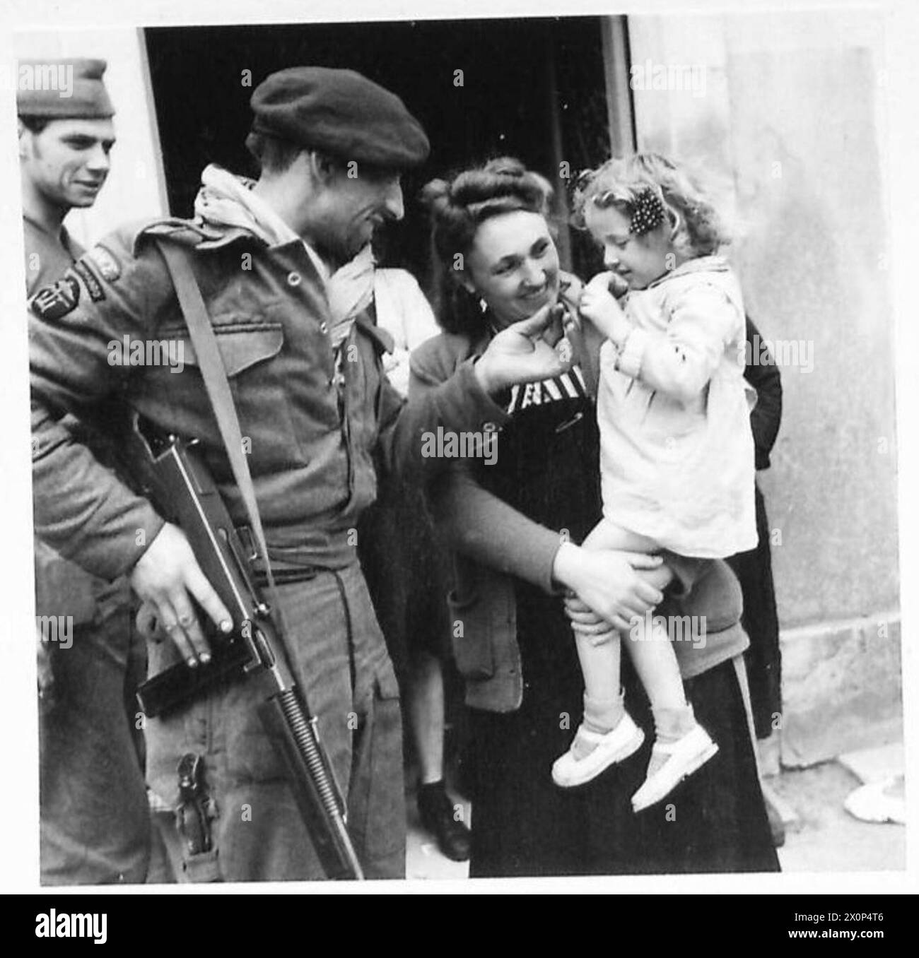 Photographie des commandos de marine français du 10 Commando interallié, rattaché au 4 Commando de la 1re brigade de services spéciaux, accueillant des civils à Amfreville le 9 juin 1944 lors de la campagne de Normandie. Banque D'Images