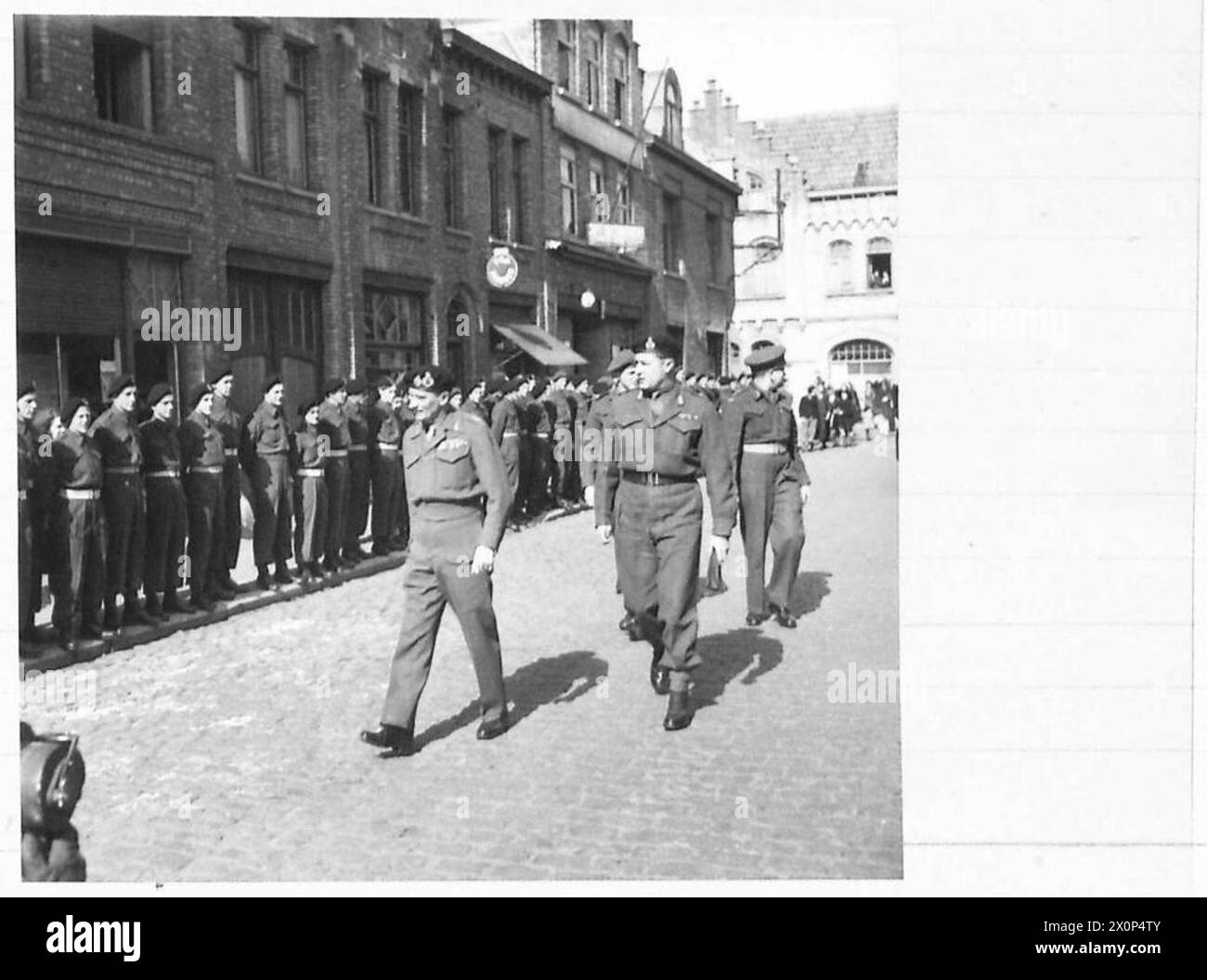 Le maréchal Montgomery inspecte les soldats du 6e Hussars de la 5e Division blindée canadienne. Banque D'Images