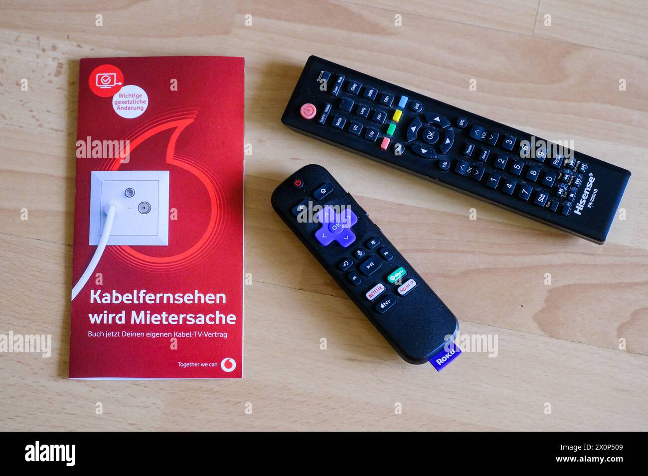 Düsseldorf 13.04.2024 Mietnebenkostenprivileg Nebenkostenprivileg Kabelfernsehen Mietersache Mietnebenkosten Vermieter Kabelgebühren Kabel-TV Übergangsfrist Mehrfamilienhaus Hauseigentümer Kabelkosten Betriebskostenabrechnung Kabelgebühren Fernsehempfangsart Schwarznutzung Fernsehanschluss Sammelanschluss Kabelalternativen DVB-T2 HD IPTV VDSL-streaming Satellitenfernsehen TKG-Novelle Vodafone Kabelanschluss Kabeldose TV-Fernbedienung Hisense Roku Düsseldorf Nordrhein-Westfalen Deutschland *** Düsseldorf 13 04 2024 coût de location accessoire privilège coût accessoire privilège de télévision par câble locataire Banque D'Images