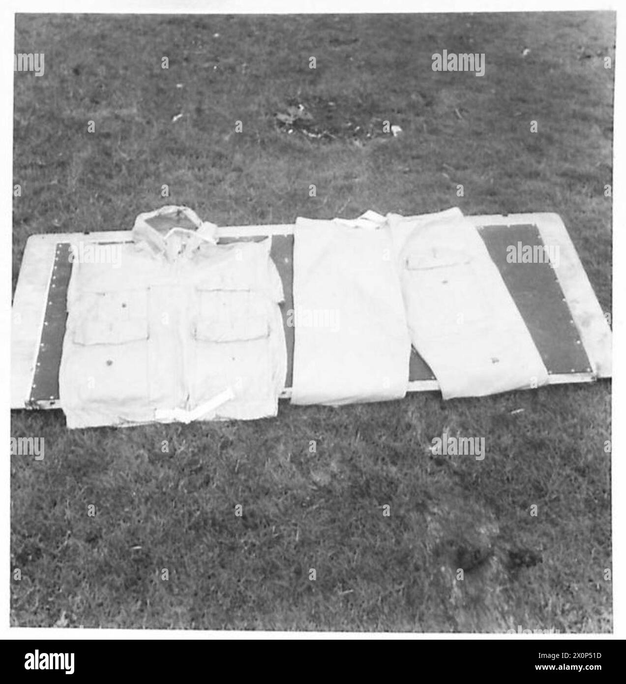 Des soldats de l'armée britannique s'entraînent à la guerre de montagne et de neige, portant des blouses coupe-vent et des pantalons adaptés aux opérations par temps froid. Banque D'Images Des soldats de l'armée britannique s'entraînent à la guerre de montagne et de neige, portant des blouses coupe-vent et des pantalons adaptés aux opérations par temps froid. Banque D'Images