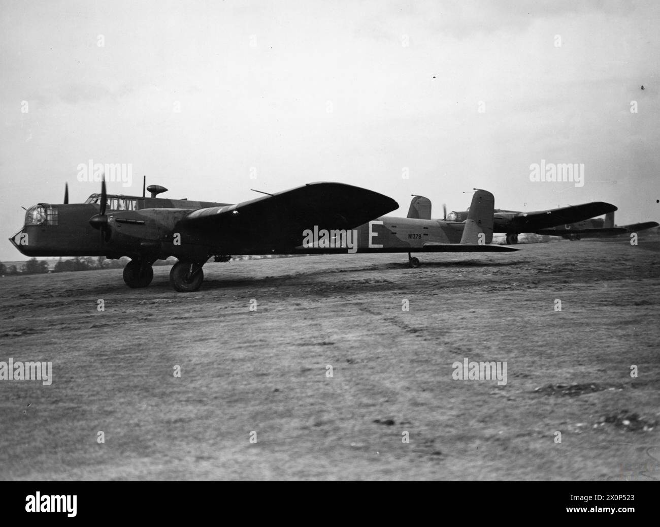 RAF BOMBER COMMAND 1940 - Armstrong Whitworth Whitley Mk vs of No. 102 Squadron lors d'une journée de presse à Driffield, mars 1940. L'avion de premier plan est N1379 DY-E. Banque D'Images
