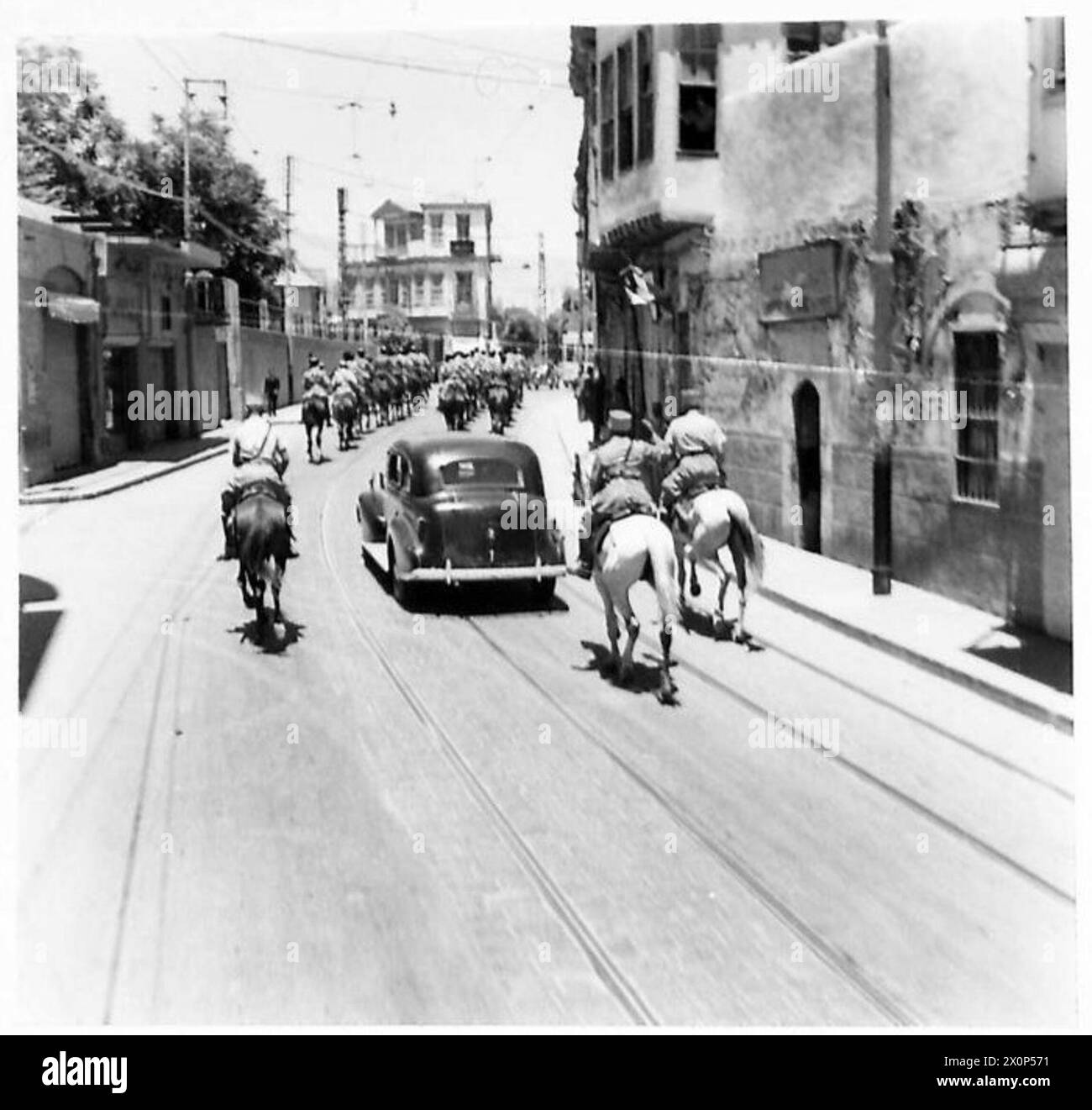 Une procession se déplace dans les rues de Damas. Négatif photographique, armée britannique. Banque D'Images