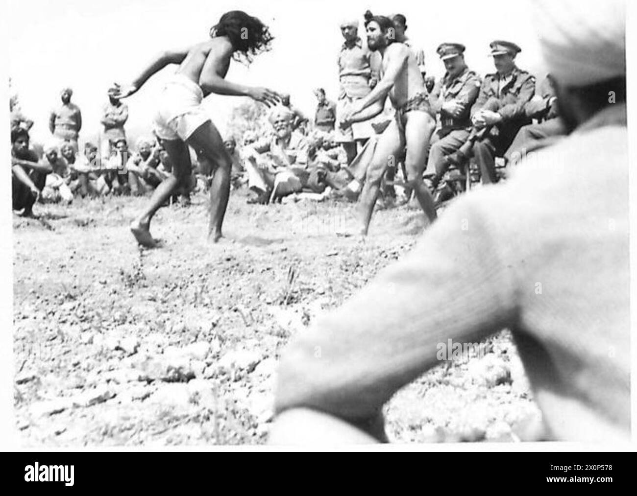 HUITIÈME ARMÉE - après le discours, les troupes indiennes ont donné une démonstration de lutte. Ces deux hommes, Amar et Indar, viennent du même village du Pendjab, et se sont rencontrés dans un combat de lutte égal. Négatif photographique, Armée britannique Banque D'Images