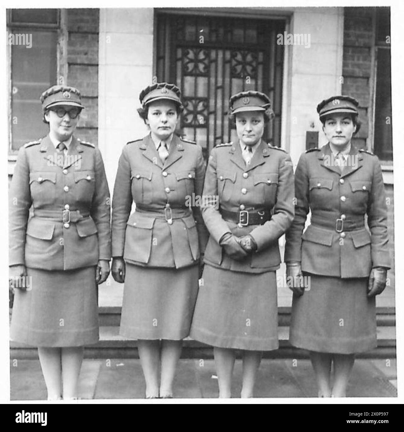 TRENTE OFFICIERS DE l'A.T.S. VONT AU CANADA - de gauche à droite - J./C. Elizabeth McHaughton d'Édimbourg, qui assumera des fonctions de sélection du personnel, est née en Mandchourie et y a vécu pendant quelques années. Elle est titulaire d'une maîtrise de l'Université d'Édimbourg et a également obtenu un diplôme d'éducation. J/C Margaret Smith, âgée de 28 ans, de Sutton Hall, Woodbridge, Suffolk, c'est le seul agent de désordre du parti. Dans la vie civile, elle avait une vaste expérience dans la science domestique et la restauration. Après une période passée dans un centre de formation A.T.S. elle a remplacé un officier de messageries A.C.C. dans un centre de formation d'infanterie, supervisant l'alimentation de Banque D'Images