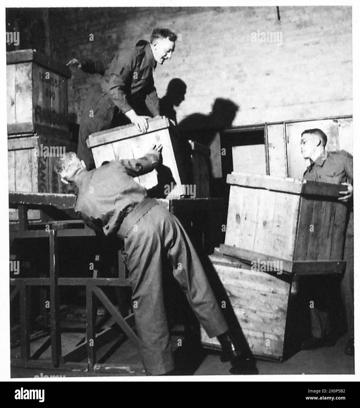 Photographie négative montrant un camion soumis à un essai de chargement au No.11 W.O.S.B., Golders Green, British Army, documentant la logistique militaire et la capacité des véhicules. Banque D'Images