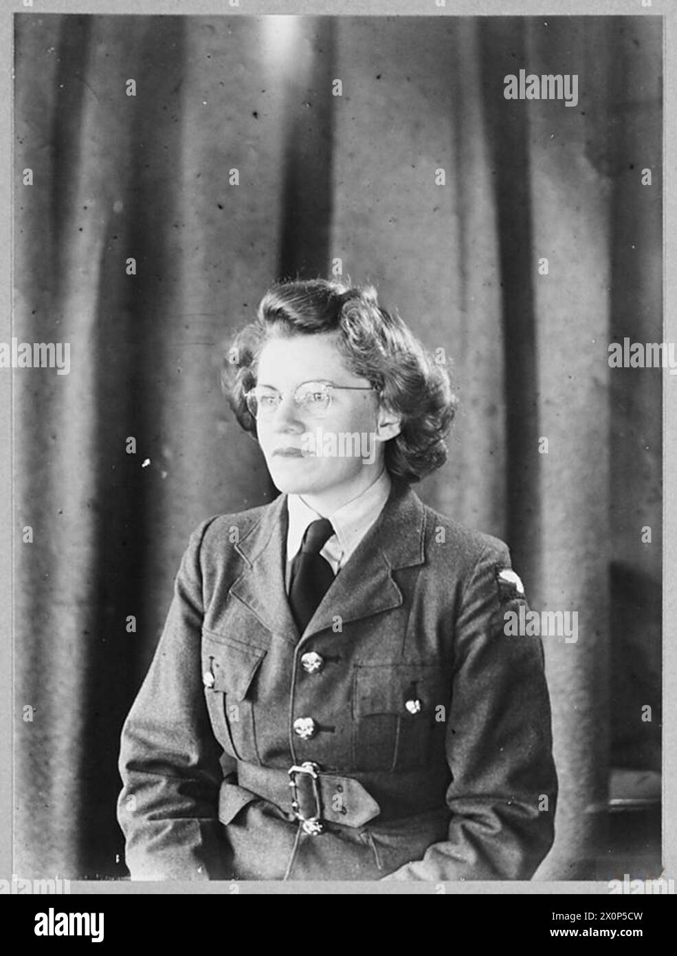 Margaret Loughran de Nassau a rejoint la WAAF en janvier 1943 en tant qu'opérateur sans fil. Elle s'est entraînée en code Morse à bord d'un navire de troupes et sert maintenant dans la section des signaux d'une station de la RAF en Écosse, en attendant son cours d'opérateur sans fil. Négatif photographique, Royal Air Force Banque D'Images