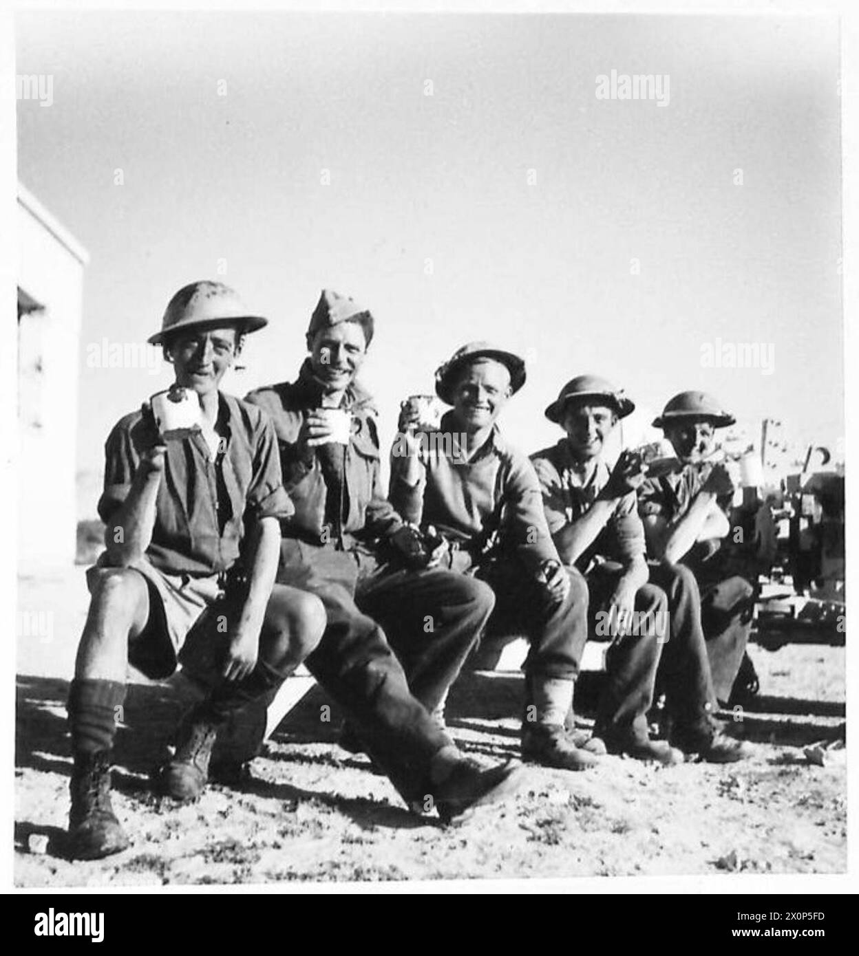 Les hommes des Green Howards portent un toast à leur victoire avec du thé lors des opérations sur la ligne Mareth en Afrique du Nord. Négatif photographique, armée britannique. Banque D'Images