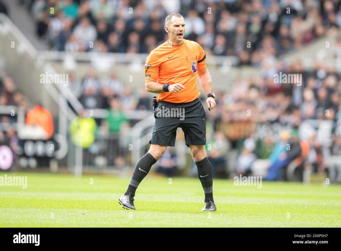 Arbitre Tim Robinson lors du match de premier League entre Newcastle United et Tottenham Hotspur à eu James's Park, Newcastle le samedi 13 avril 2024. (Photo : Trevor Wilkinson | mi News) crédit : MI News & Sport /Alamy Live News Banque D'Images