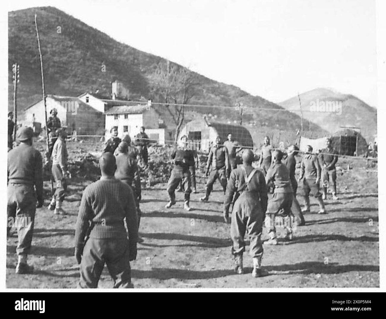 Les troupes Gurkha jouent au volley-ball à neuf sur un terrain de 40 x 20 pieds avec un filet de 10 pieds pendant les loisirs. Le négatif photographique documente l'activité de loisir des troupes. Banque D'Images