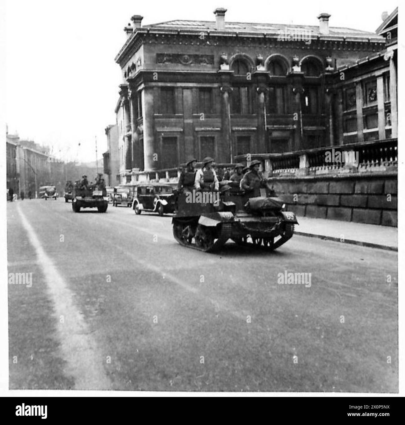 Les porte-canons Bren traversent une rue à Oxford près du Ashmolean Museum, qui fait partie des opérations du Chilwell Ordnance Depot. Banque D'Images