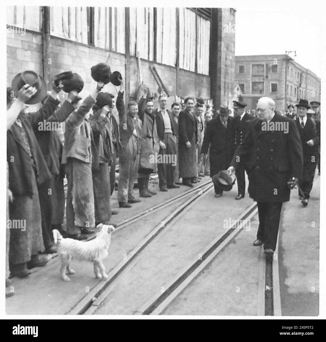 Le premier ministre Winston Churchill visite un établissement naval à Plymouth et est accueilli par des travailleurs acclamés pendant sa tournée. Banque D'Images