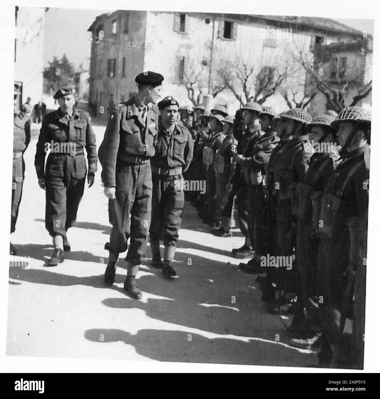 LE COMMANDANT DE LA 8E ARMÉE VISITE LE GROUPE FOLGORE - LIEUT. Le général McCreery inspecte les hommes du Régiment de Marines S.Marco au QG du Régiment CASOLA Valsenio. Négatif photographique, Armée britannique Banque D'Images