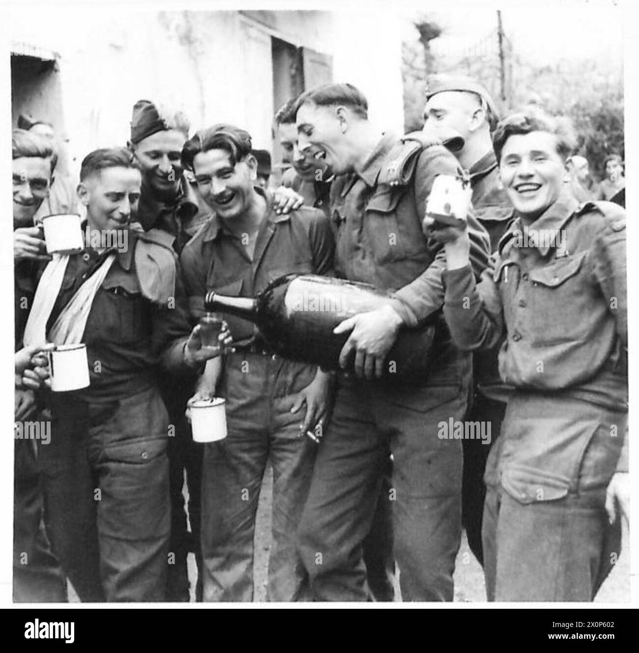 Les soldats britanniques près du front célèbrent le jour de Noël, en dégustant un repas et des boissons après le dîner. Banque D'Images