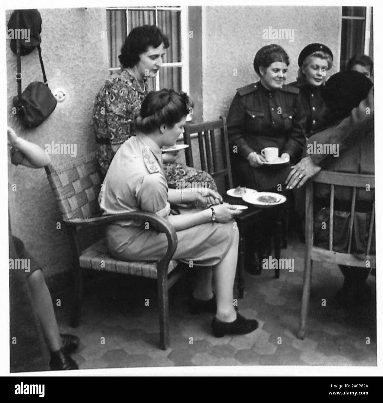Négatif photographique montrant la commandant junior Miss Mary Churchill assistant à une fête avec des filles russes dans la zone de la délégation britannique pendant la conférence Big Three, illustrant l'interaction sociale et la liaison militaire. Banque D'Images