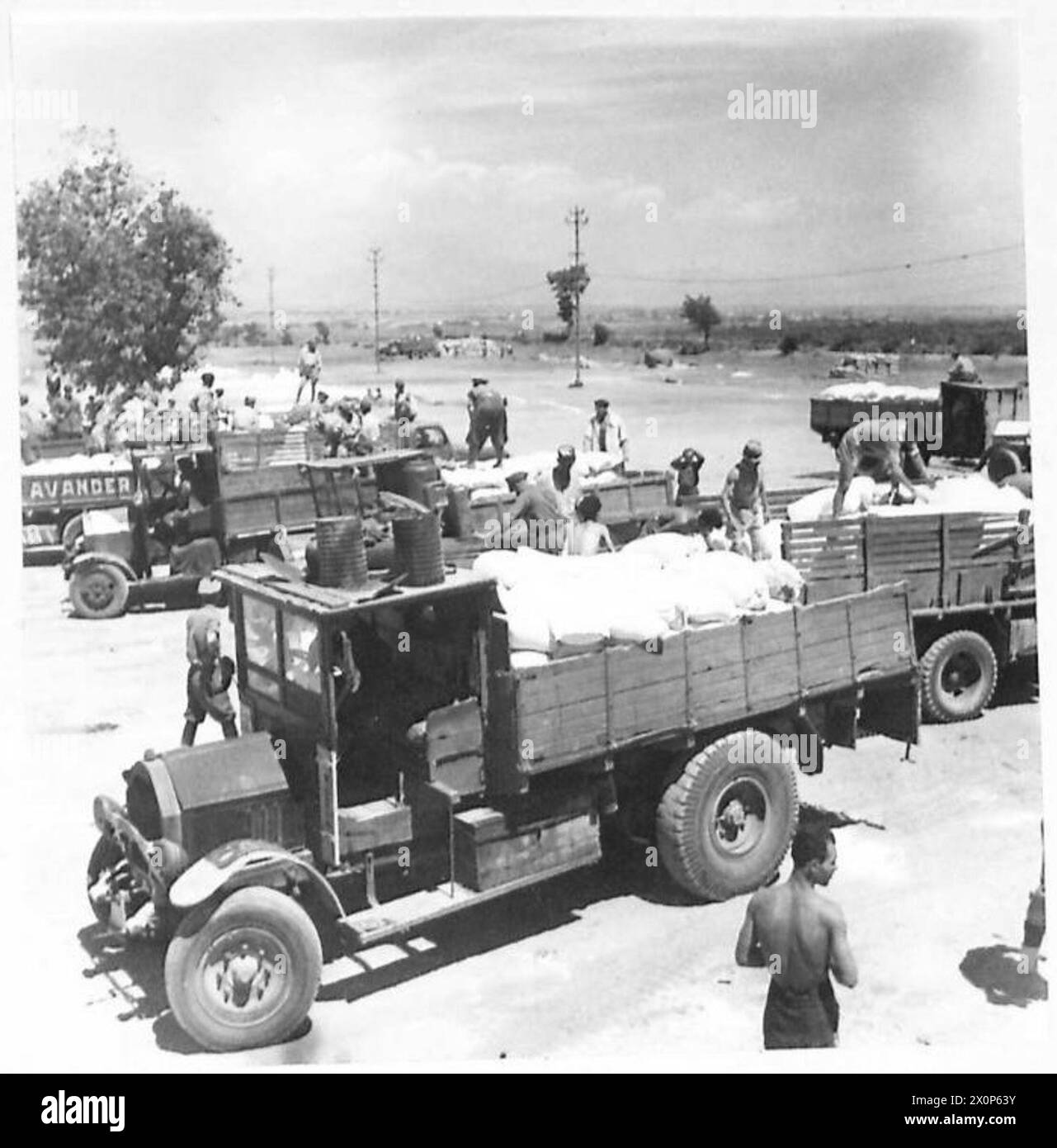 ITALIE : L'ALIMENTATION DE ROME - la farine est transférée aux camions de la région de Rome à partir de la décharge de stockage à l'extérieur de Nettuno. Négatif photographique, Armée britannique Banque D'Images